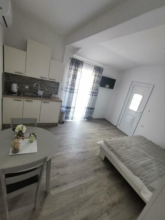 Apartmani Mila Starigrad Paklenica Εξωτερικό φωτογραφία